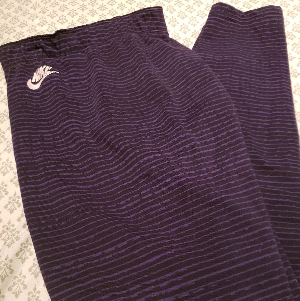 $5/20 Purple and black horizontal striped leggings